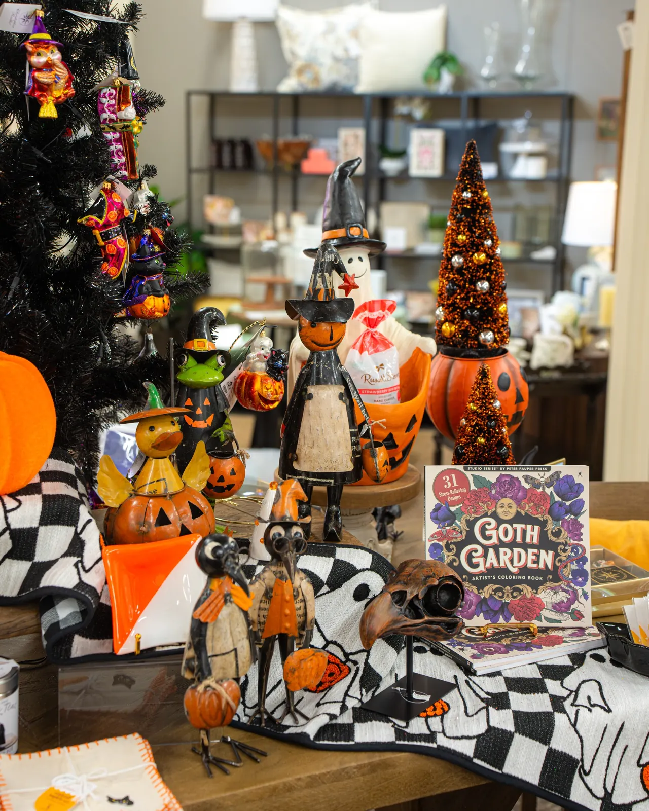 southern-lion-halloween-display