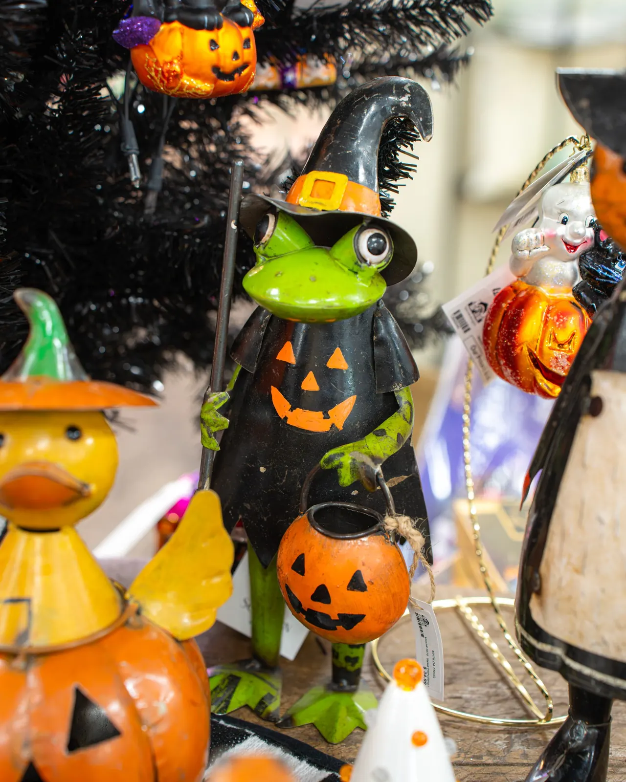 southern-lion-halloween-frog-decor